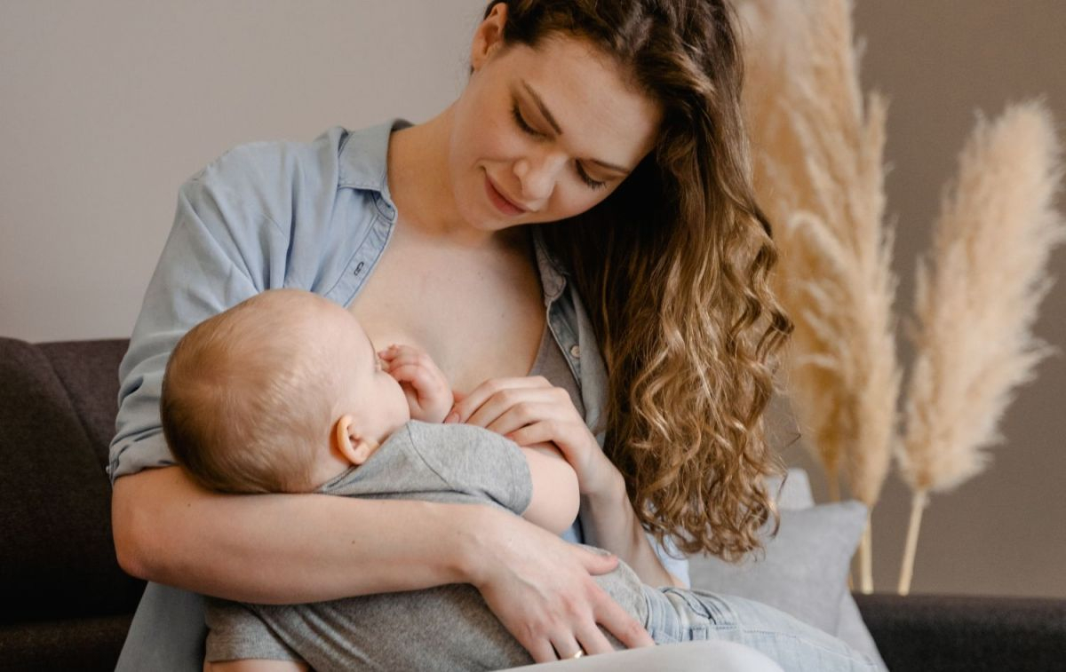 Una mujer amamanta con leche materna a su bebé / PEXELS