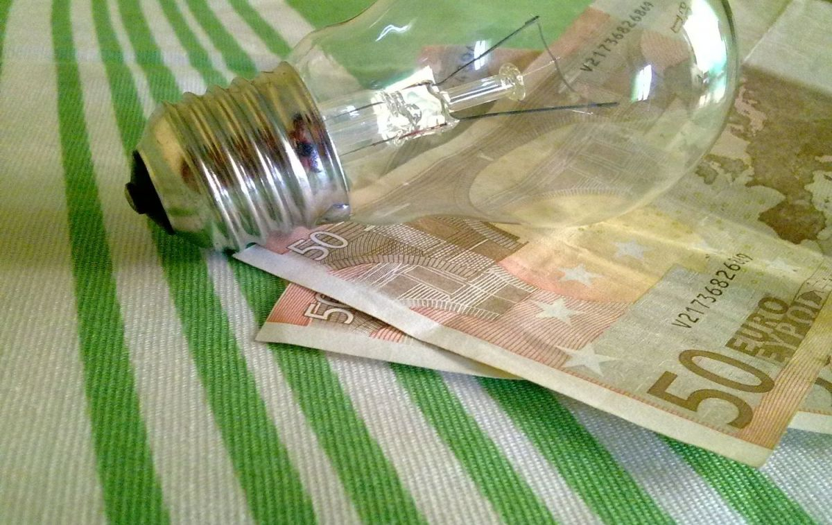 Una bombilla con dos billetes para pagar la luz / FLICKR