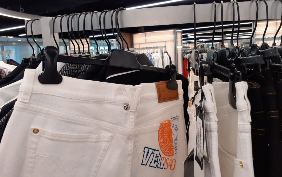 Unos 'jeans' Versace en Arapiles / CG