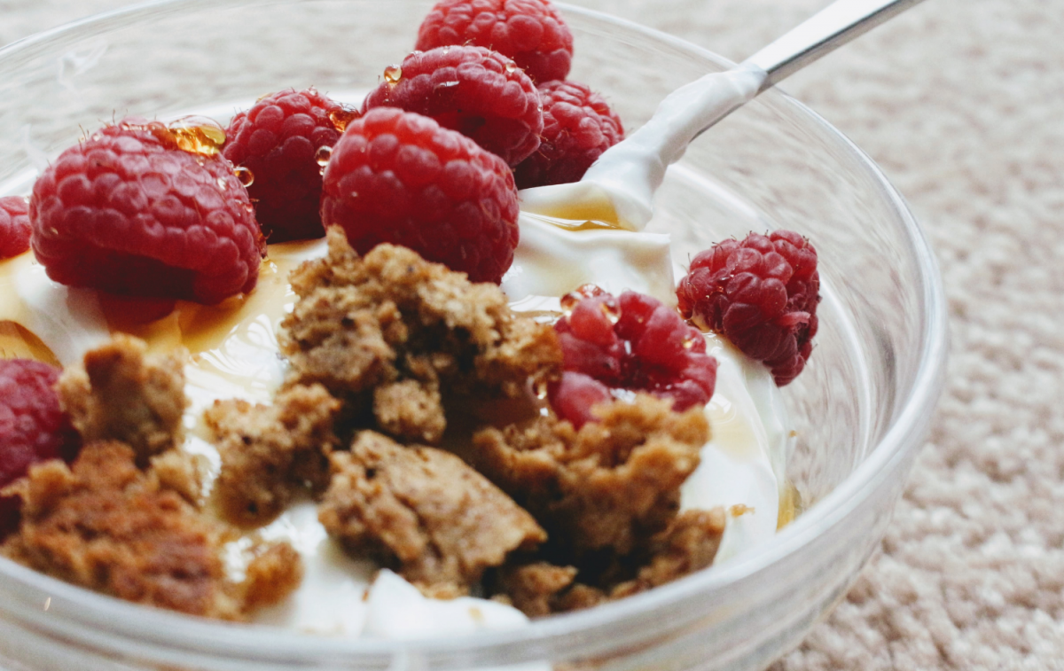 Un bol de yogur con frutas y cereales / PEXELS Un bol de yogur con frutas y cereales / PEXELS