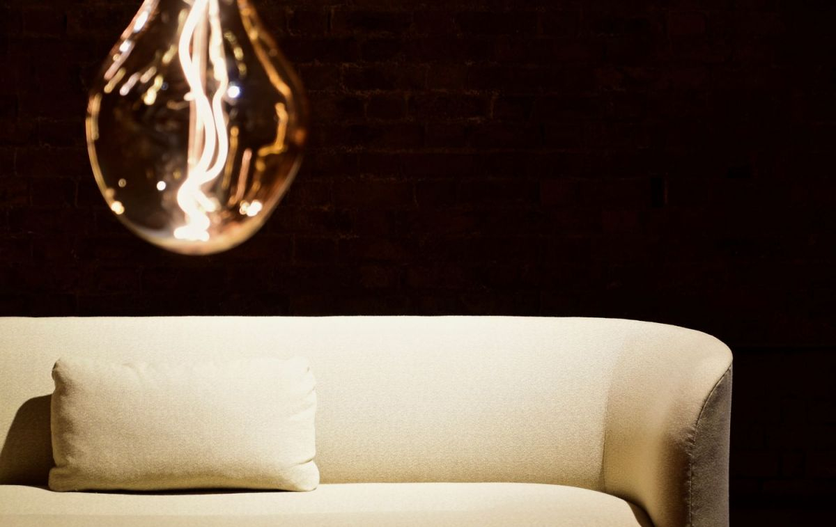 Una bombilla emite luz sobre un sofá / PEXELS