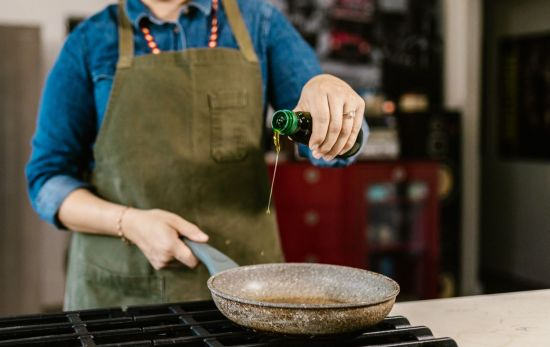 Una mujer cocinando /PEXELS Una mujer cocinando /PEXELS