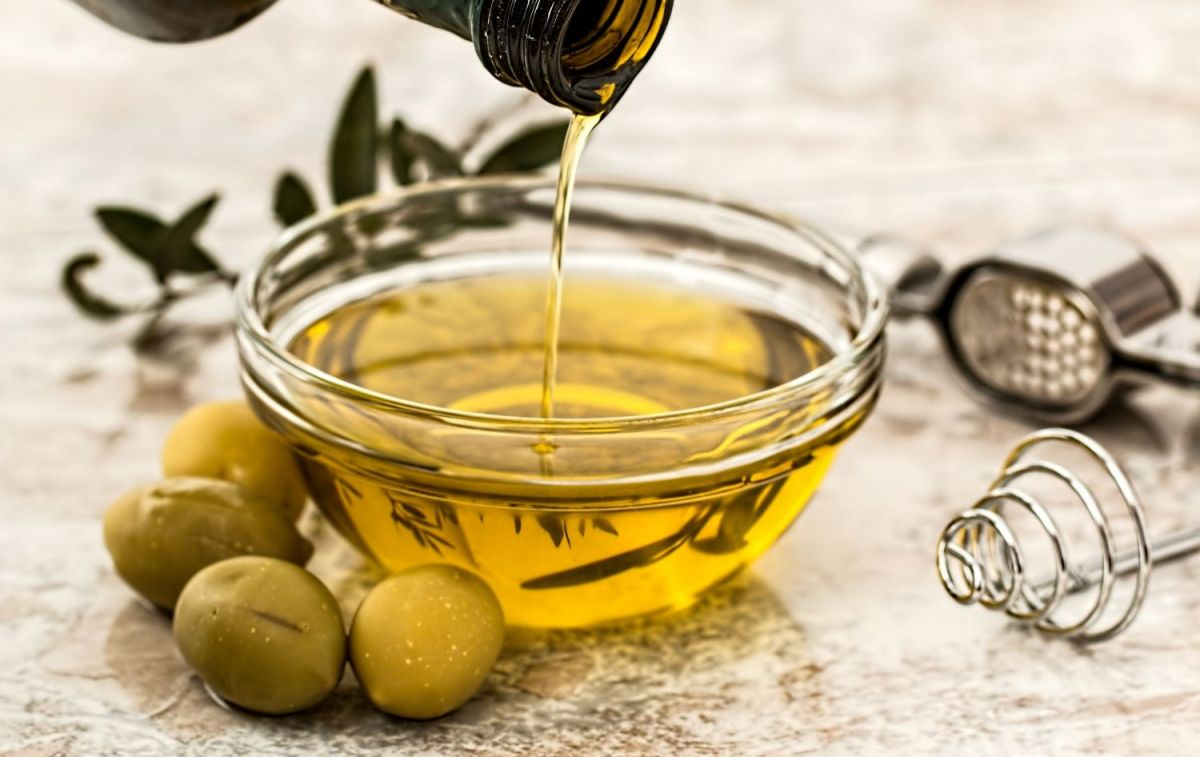 Un cuenco con verdadero aceite de oliva/ PEXELS