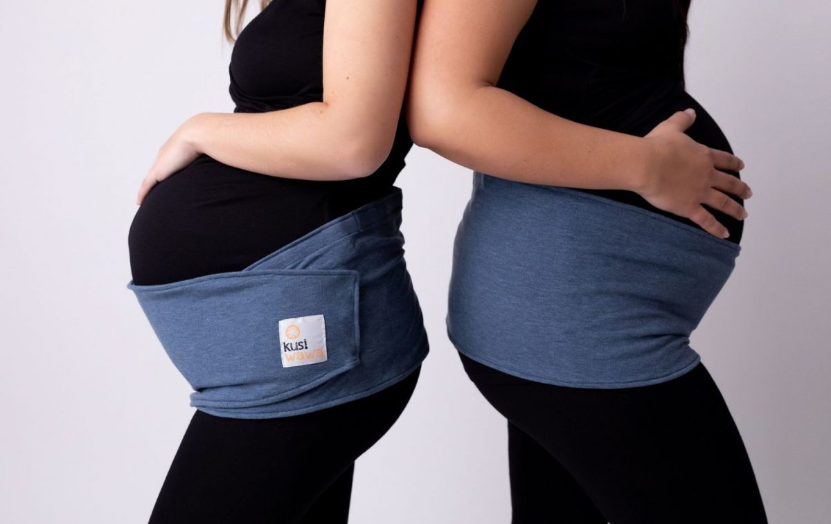 Dos mujeres embarazadas con un cinturón de semillas apto para la menstruación /KUSIWAWA