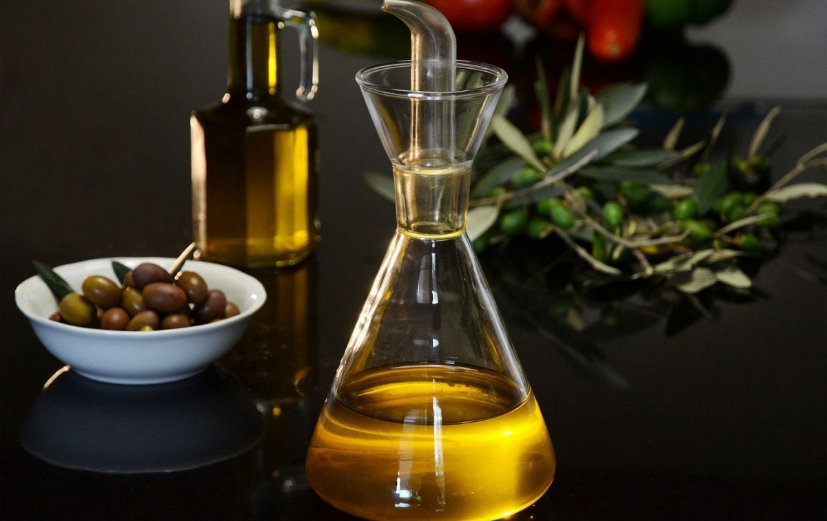 Una jarra de aceite de oliva, alimento fundamental de la dieta mediterránea /PIXABAY