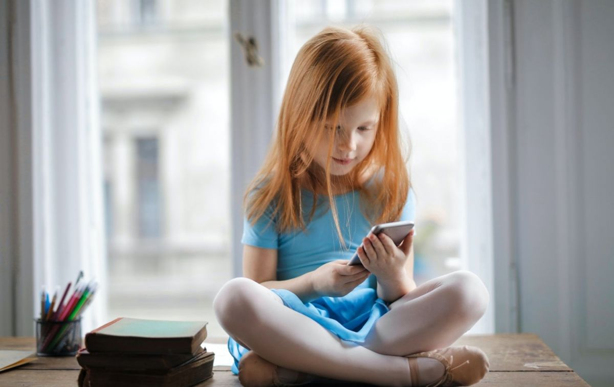 Una niña juega con su móvil / PEXELS