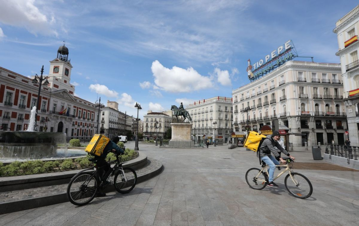 Dos trabajadores de Glovo en la Puerta del Sol de Madrid /EP