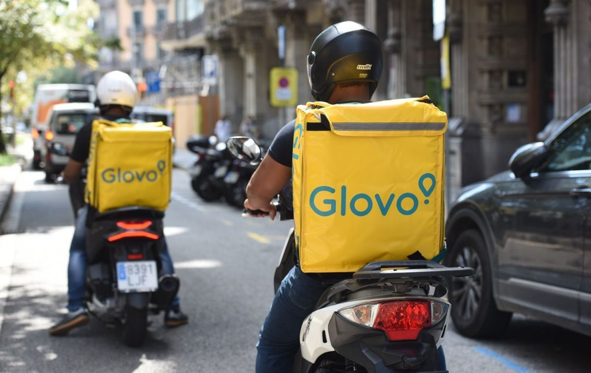 Dos repartidores de Glovo con sus mochilas de reparto /EP