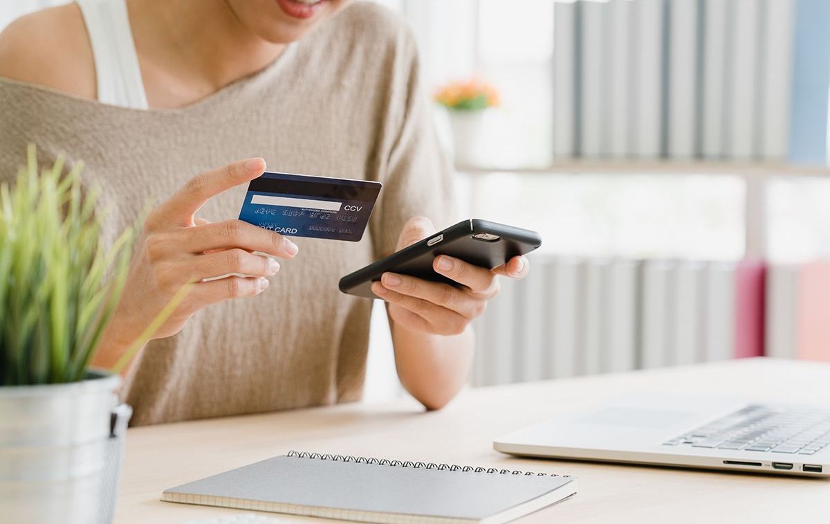 Una mujer realiza un pago online con la tarjeta de crédito / FREEPIK