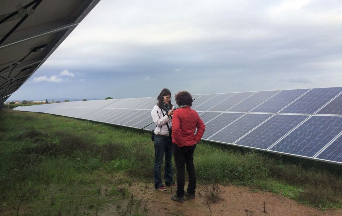Dos socias de una cooperativa eléctrica viendo los paneles solares /SOM ENERGIA