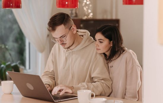 Una pareja compara precios de billetes de avión en eDreams / PEXELS