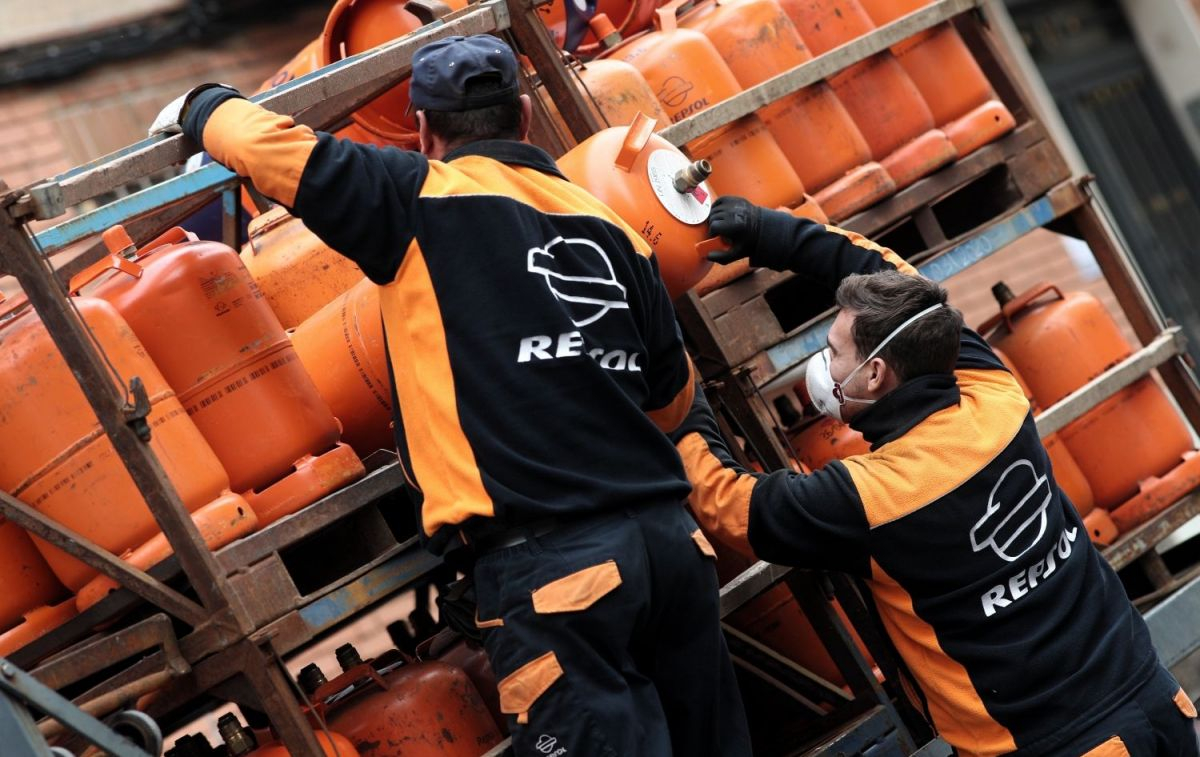 Dos trabajadores de Repsol con varias bombonas de butano / EP
