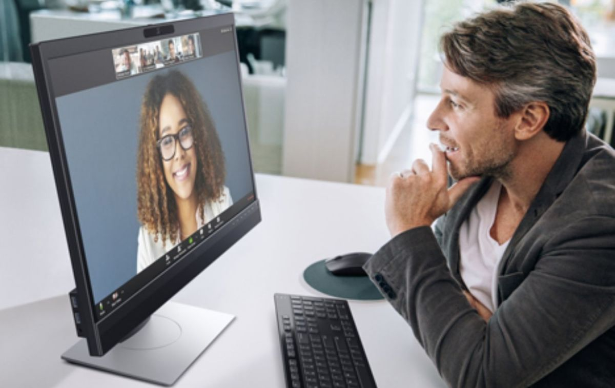 Un hombre hace una videoconferencia vía Zoom con una compañera del trabajo desde su casa