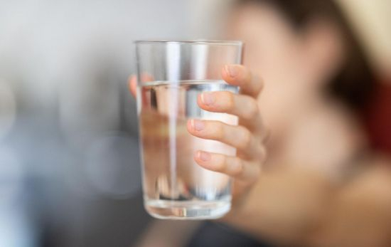 Una persona con un vaso de agua en la mano / PIXABAY Una persona con un vaso de agua en la mano / PIXABAY