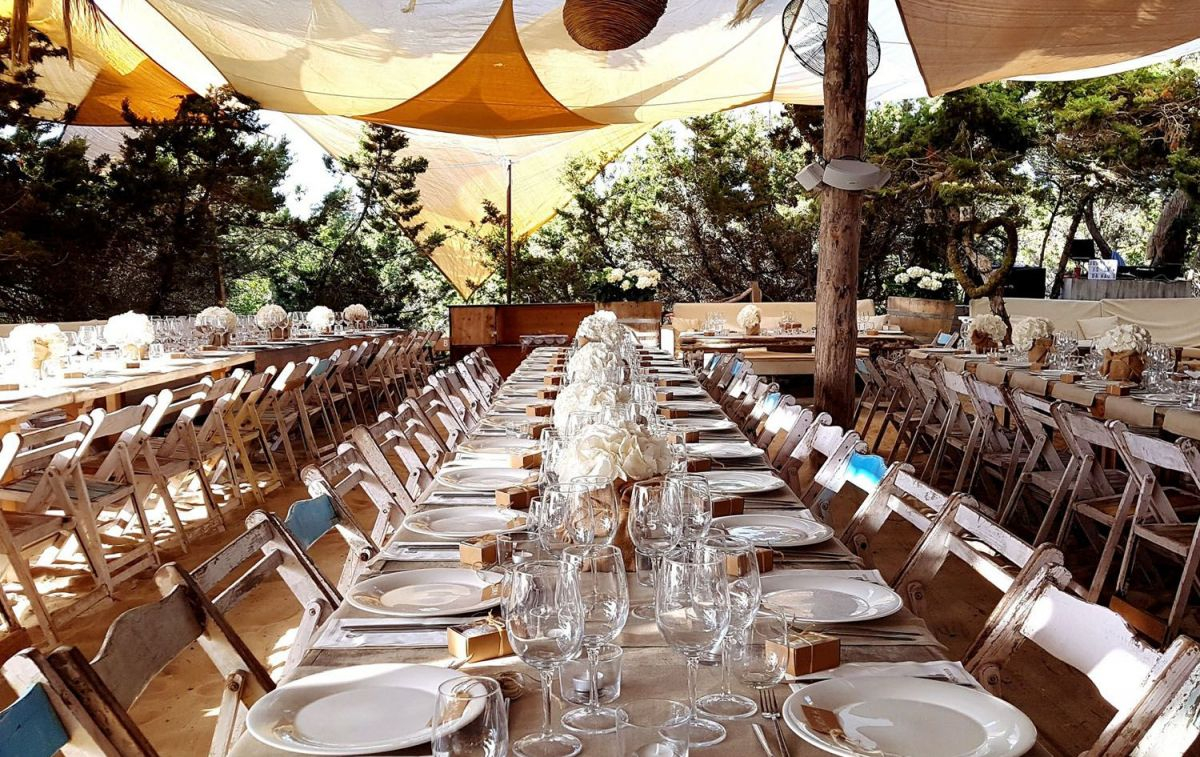 Varias mesas preparadas para comer en uno de los restaurantes de moda de Formentera, el Beso Beach / BESO