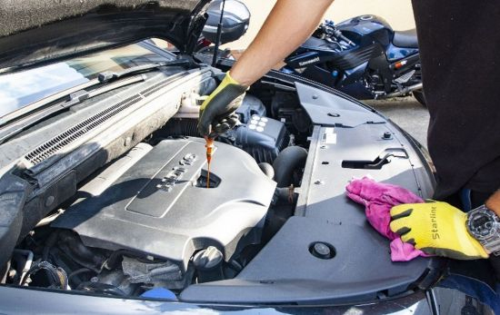 Un hombre toca unas piezas de un Volkswagen para alargar la vida del coche / RECOMOTOR Un hombre toca unas piezas de un Volkswagen para alargar la vida del coche / RECOMOTOR