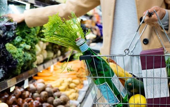Una persona llena su cesta de la compra en un supermercado / PEXELS Una persona llena su cesta de la compra en un supermercado / PEXELS