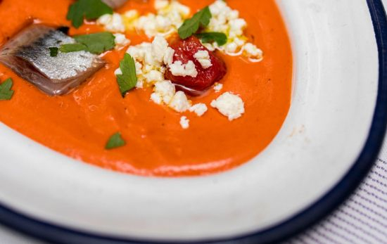 Salmorejo cremoso de pimiento asado coronado con sardinas en aceite y queso feta / GRUPO ARZÁBAL Salmorejo cremoso de pimiento asado coronado con sardinas en aceite y queso feta / GRUPO ARZÁBAL