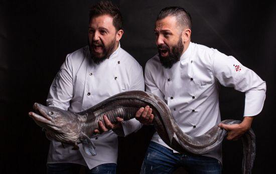 Iván y Álvaro con un pescado / GRUPO ARZÁBAL Iván y Álvaro con un pescado / GRUPO ARZÁBAL