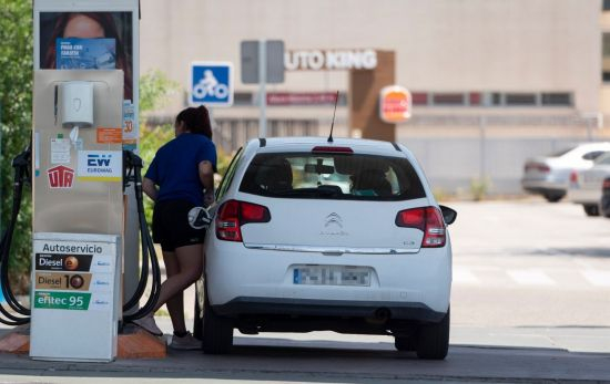 Una chica llena el depósito de gasolina de su coche / EP Una chica llena el depósito de gasolina de su coche / EP