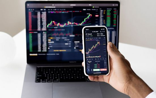 Una persona consulta los gráficos de las cotizaciones antes de invertir / PEXELS Una persona consulta los gráficos de las cotizaciones antes de invertir / PEXELS