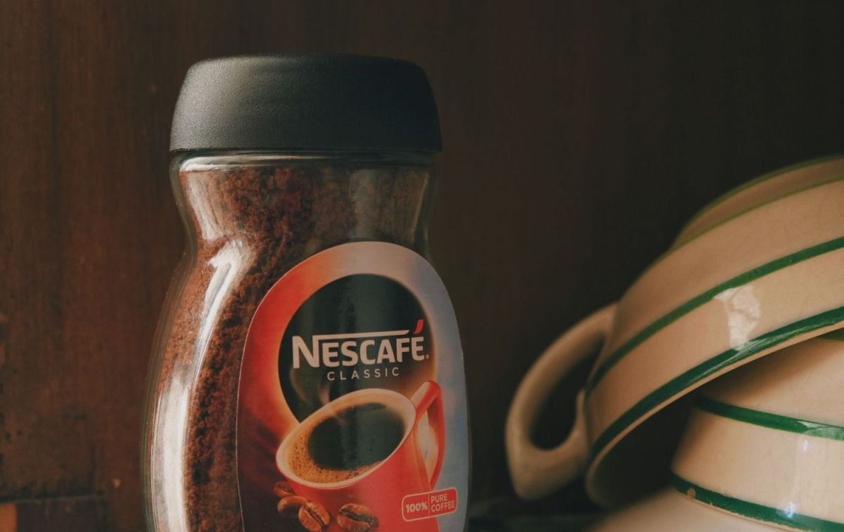 Un frasco de Nescafé junto a unos platos / UNSPLASH