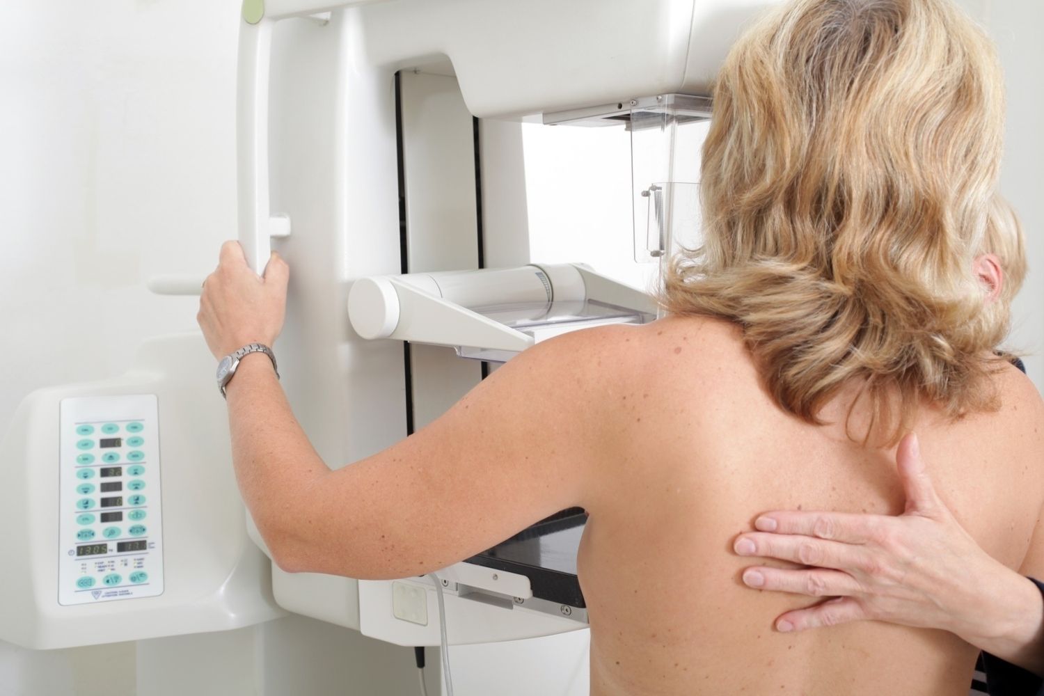 Una mujer se realiza una mamografía para la detección precoz del cáncer de mama / EUROPA PRESS
