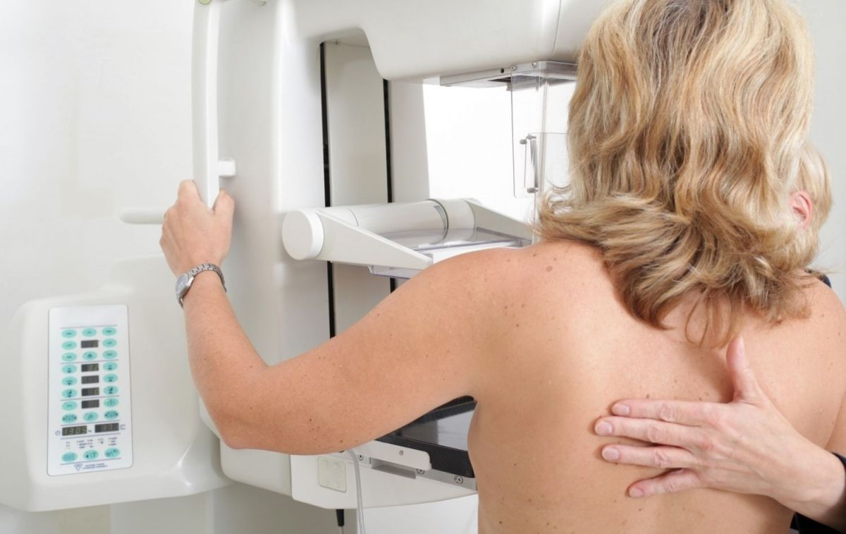 Una mujer se realiza una mamografía / EP
