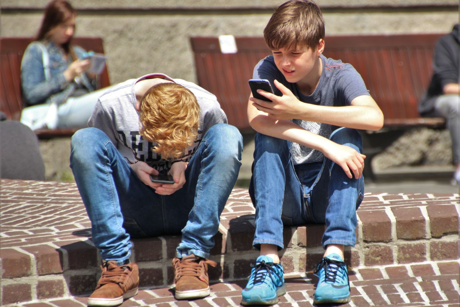 Dos niños consultan las redes sociales desde sus móviles / PEXELS Dos niños consultan las redes sociales desde sus móviles / PEXELS