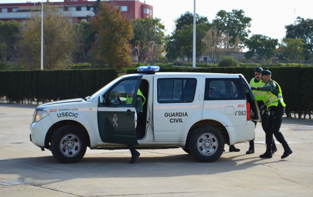Un coche y tres agentes de la Guardia Civil / FLICKR