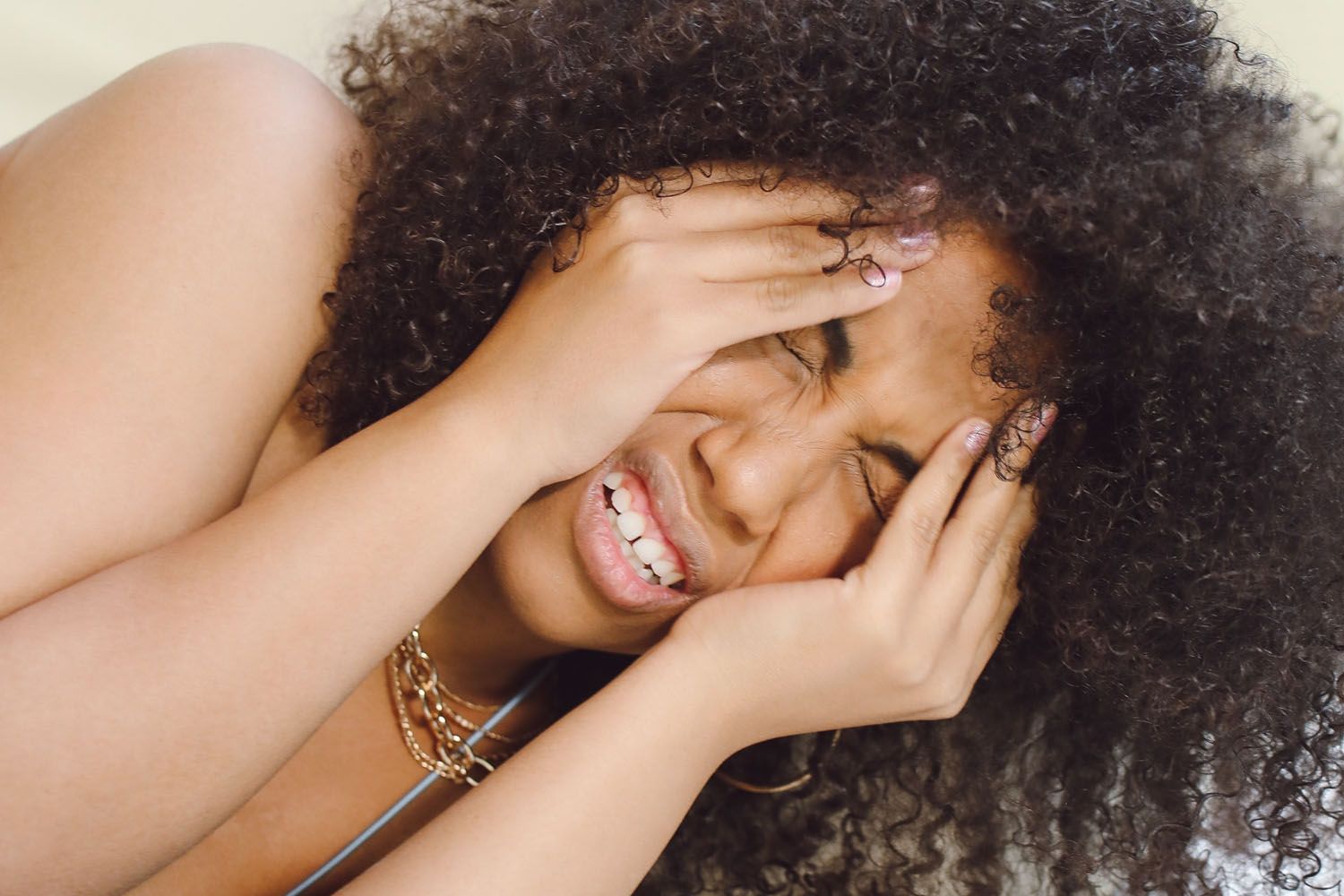 Una persona con resaca después de beber alcohol / PEXELS