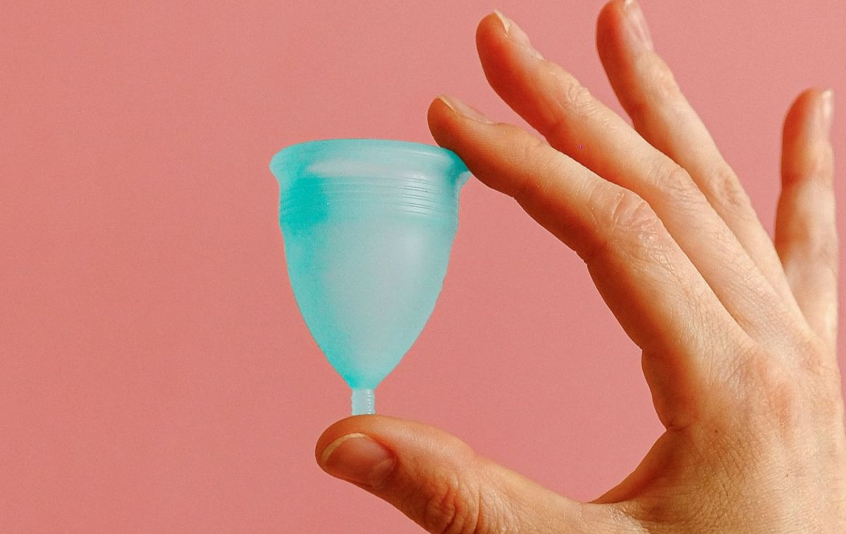 Una copa menstrual de color azul / PEXELS
