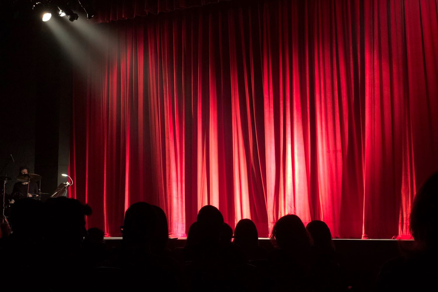 El telón de un teatro en una función a punto de comenzar / PEXELS El telón de un teatro en una función a punto de comenzar / PEXELS