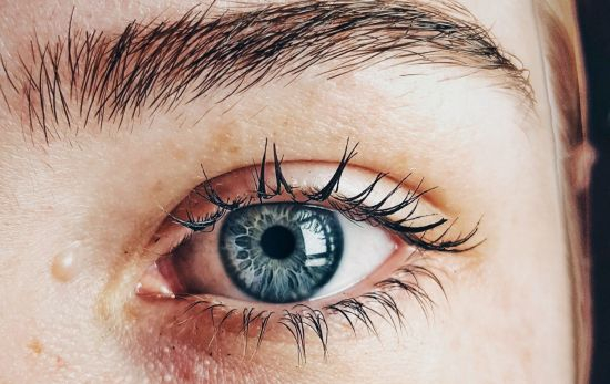 Un primer plano de una mujer y su ojo/ PEXELS Un primer plano de una mujer y su ojo/ PEXELS