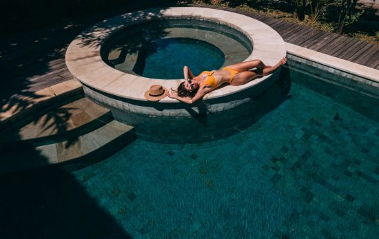 Una mujer en una piscina / PEXELS