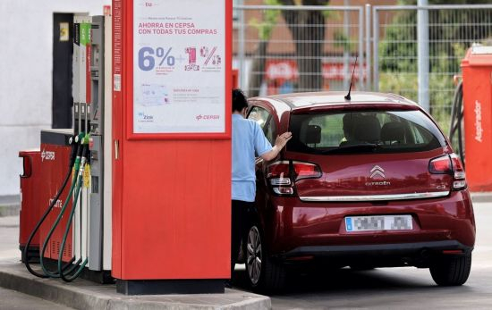 Un consumidor pone gasolina a su coche en una estación de servicio / EP Un consumidor pone gasolina a su coche en una estación de servicio / EP