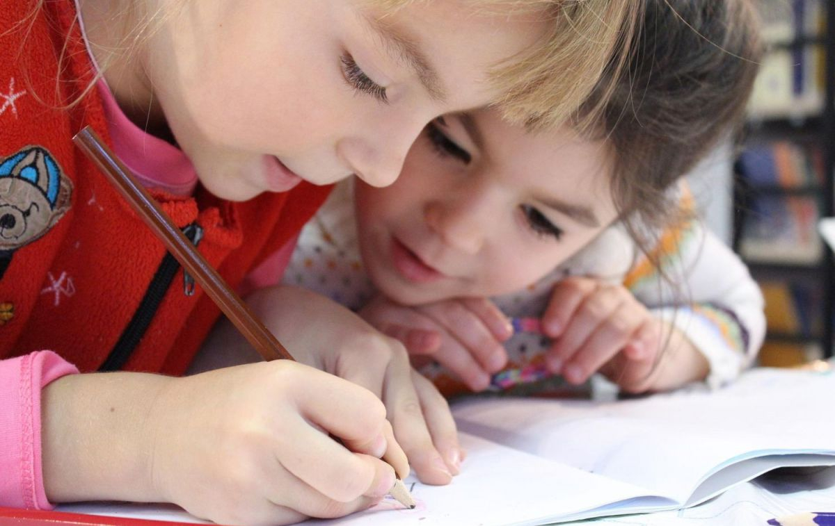 Dos niños hacen los deberes en el colegio / PIXABAY