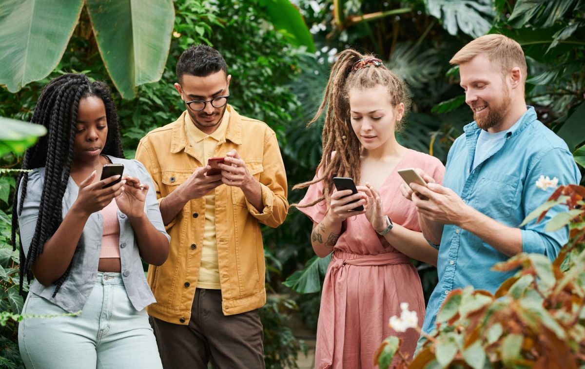 Cuatro personas con sus teléfonos móviles / PEXELS Cuatro personas con sus teléfonos móviles / PEXELS
