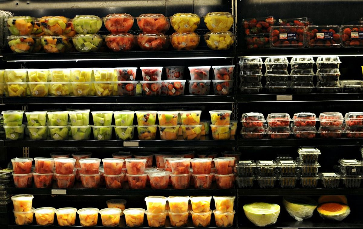 Un estante con fruta envasada en plástico, lo que supone un problema medioambiental para los supermercados/ UNSPLASH