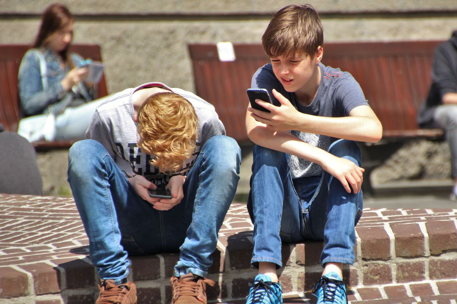 Dos jóvenes con sus teléfonos / PEXELS Dos jóvenes con sus teléfonos / PEXELS