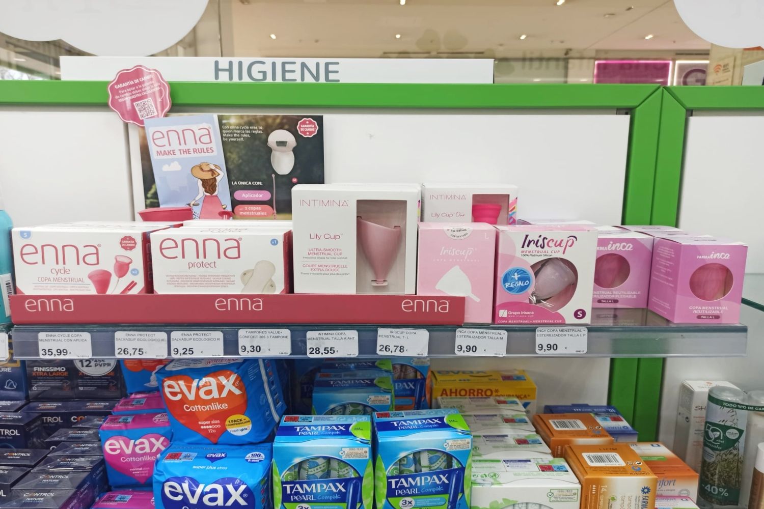 Diferentes marcas de copas menstruales en la farmacia / NB