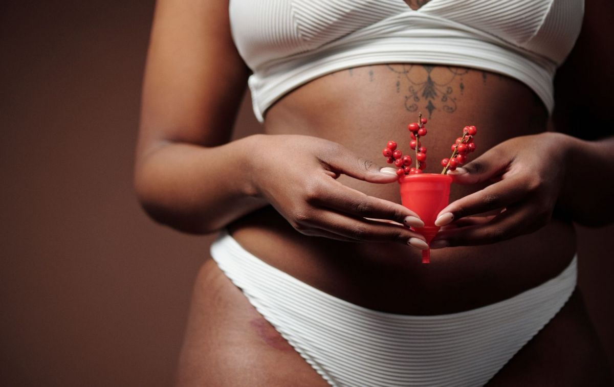 Una mujer sujetando una copa menstrual / PEXELS
