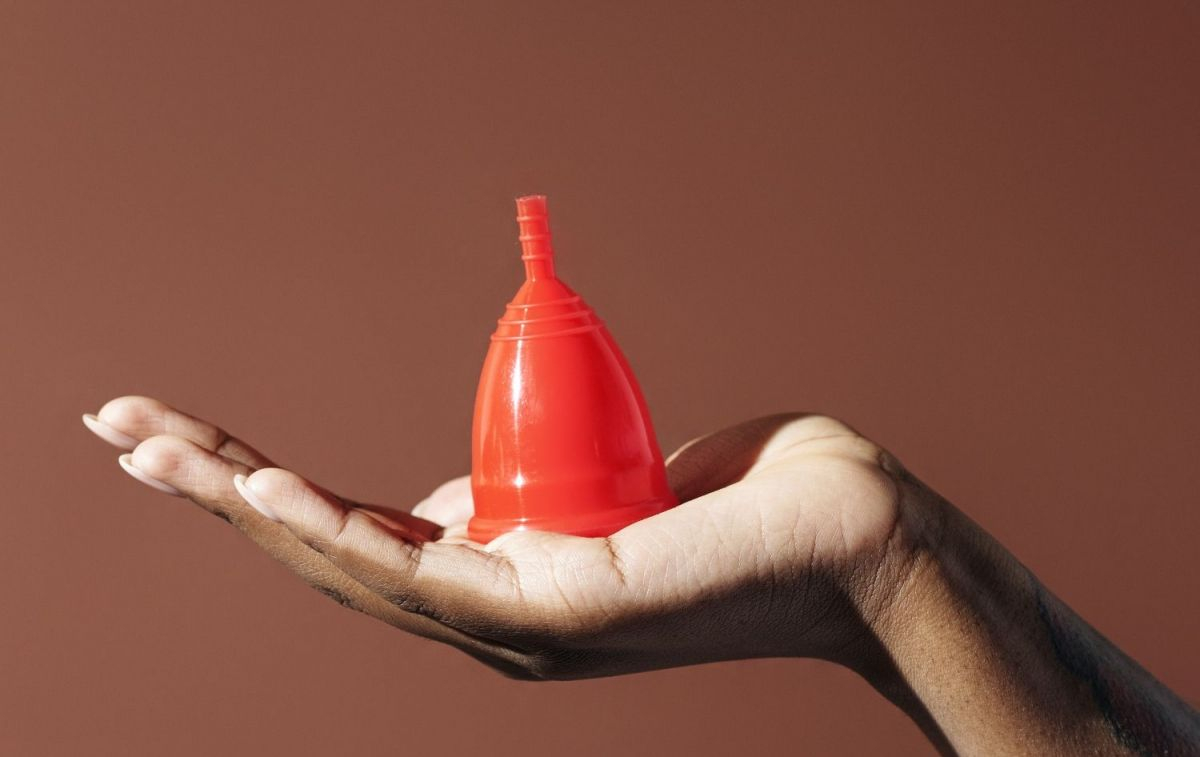 Mano sujetando una copa menstrual / PEXELS Mano sujetando una copa menstrual / PEXELS