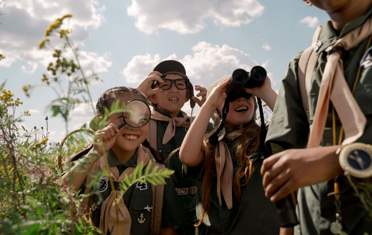 Un grupo de niños explorando juntos en un campamento de verano / PEXELS
