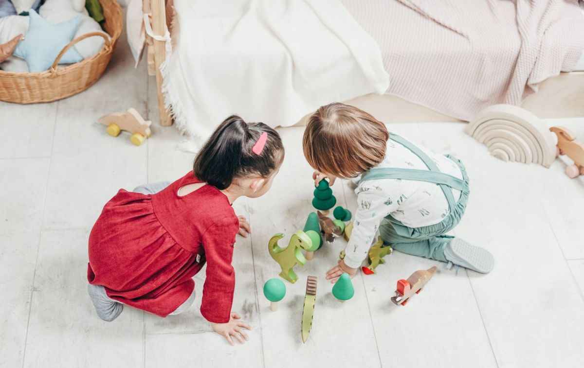 Dos niños se entretienen con juguetes / PEXELS