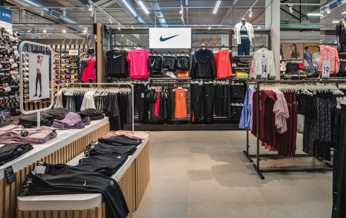 La sección de prendas Nike de una tienda de deporte