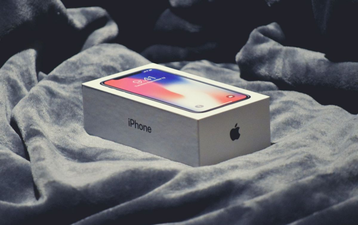 Un iPhone en su caja / UNSPLASH