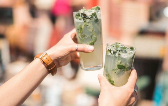 Dos personas brindan con un mojito / PEXELS Dos personas brindan con un mojito / PEXELS