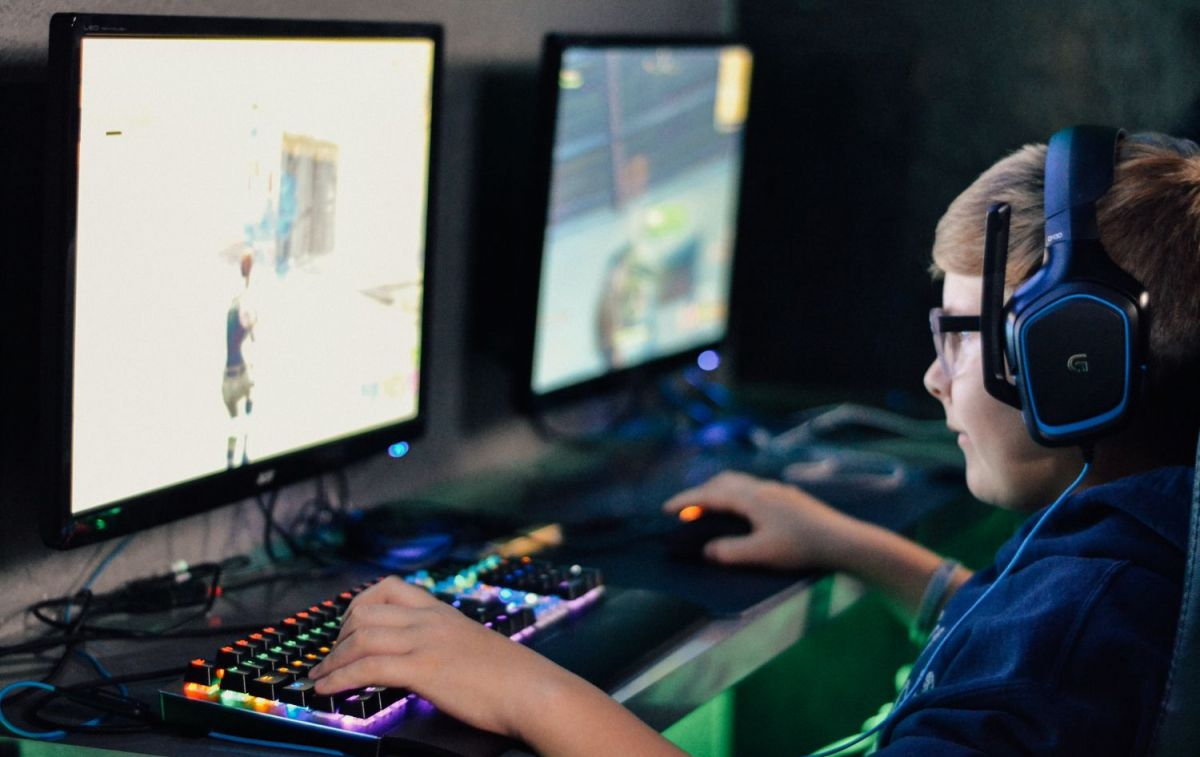 Un niño usa un videojuego / UNSPLASH Un niño usa un videojuego / UNSPLASH