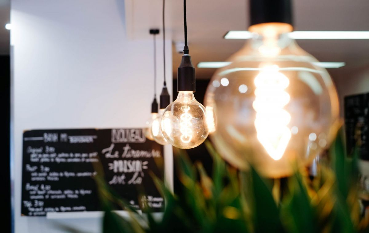 Varias bombillas emiten luz en una cafetería / UNSPLASH